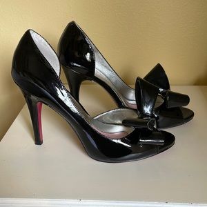 Paris Hilton black patent heels with bow